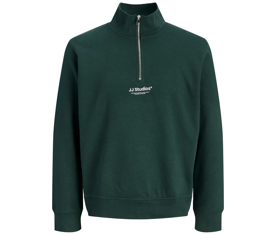 Ciemnozielona bluza Jack&Jones Troyer Soho z kołnierzykiem i zamkiem 1/4, z białym logo 'JJ Studios' na piersi.