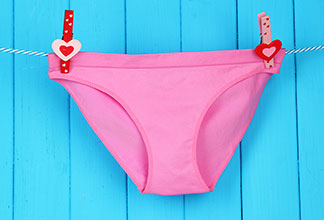 Jednoczęściowe kostiumy kąpielowe i bikini należy prać w pralce, w temperaturze maksymalnie 30 stopni. Stroje kąpielowe należy jednak prać w miarę możliwości jak najrzadziej.