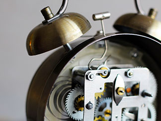 Jak dbać o mechanizm budzika analogowego